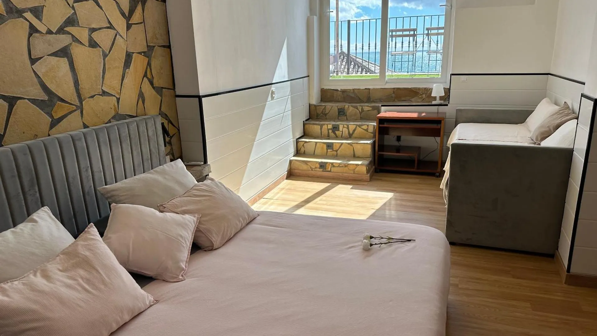 Rooms In Seafront Villa 马拉加